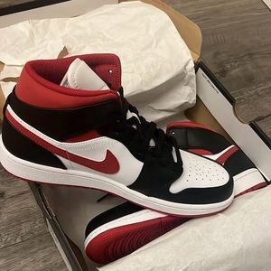 NIKE Air Jordon 1 Mid Black/FireRed/White NEW hard to find size 9